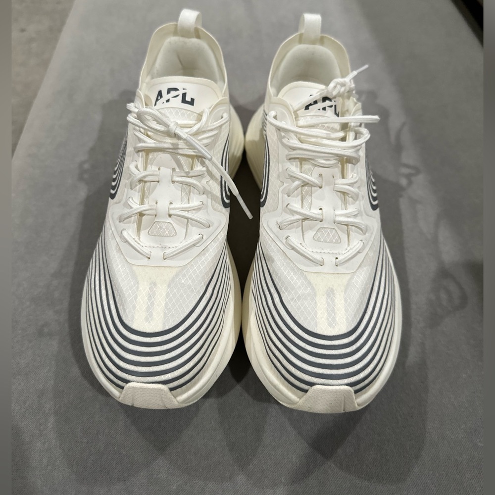 APL Streamline Sneakers Size 8 in Ivory/smoke